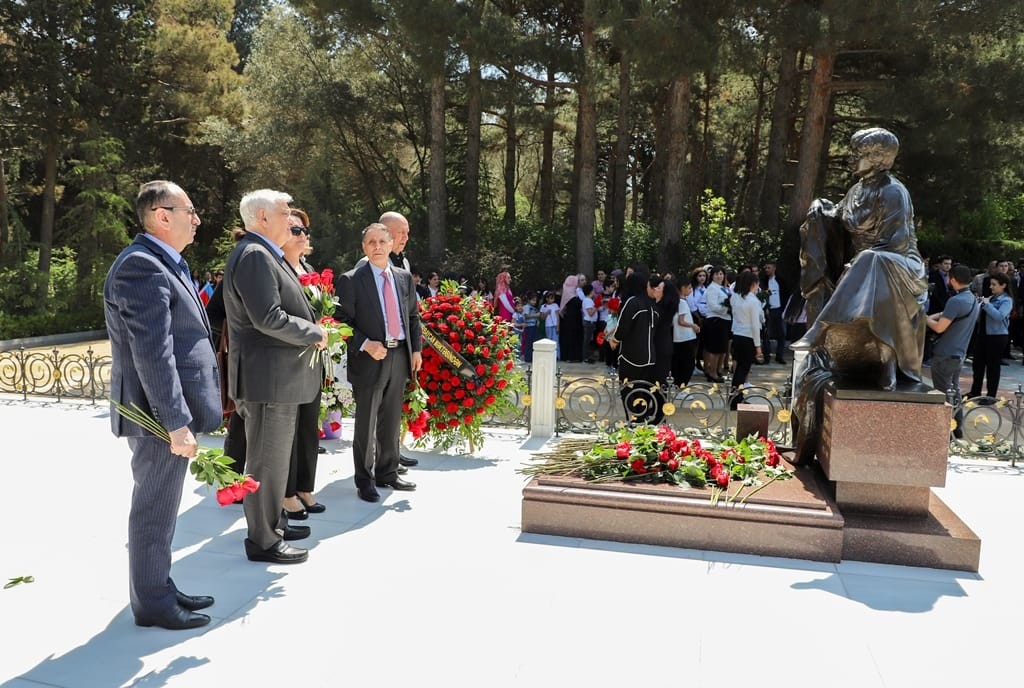 ADU kollektivi ulu öndər Heydər Əliyevin məzarını ziyarət edib - FOTO (VİDEO)